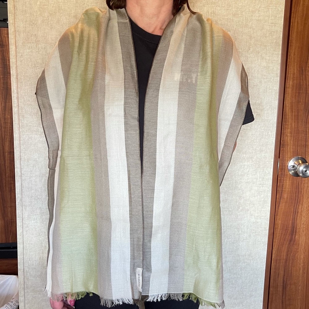 💯 authentic Burberry see through scarf